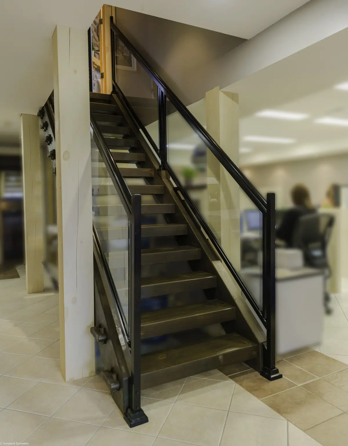Black and white depiction of a Série 500 de McMel building, highlighting its staircase design.