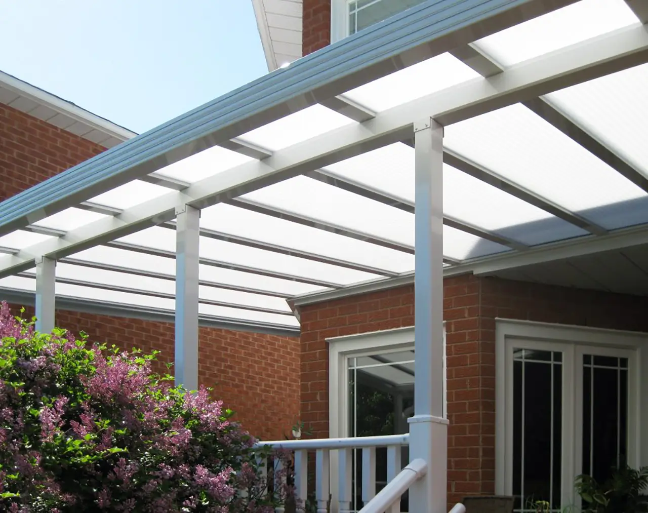 Toit de terrasse en acrylique Sunspace offrant une protection UV et une lumière naturelle pour un espace extérieur confortable