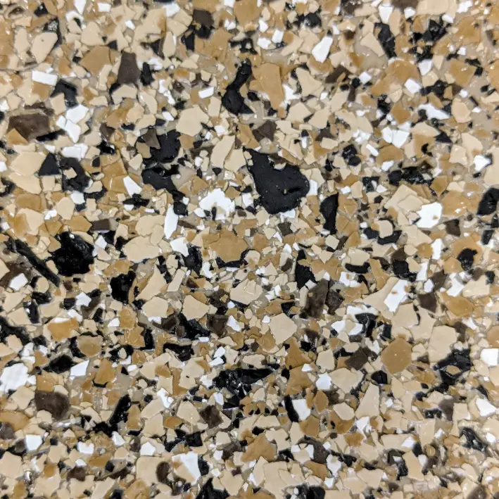 Gros plan de la surface en fibre de verre GRANITE-2205, une teinte grise chaude avec une texture granuleuse raffinée ressemblant à la pierre naturelle.